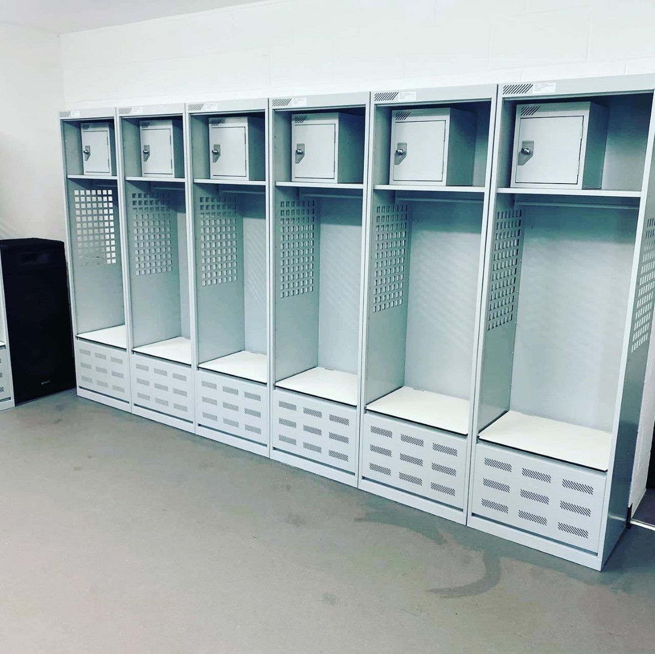 Football Stadium changing room lockers - Image 5