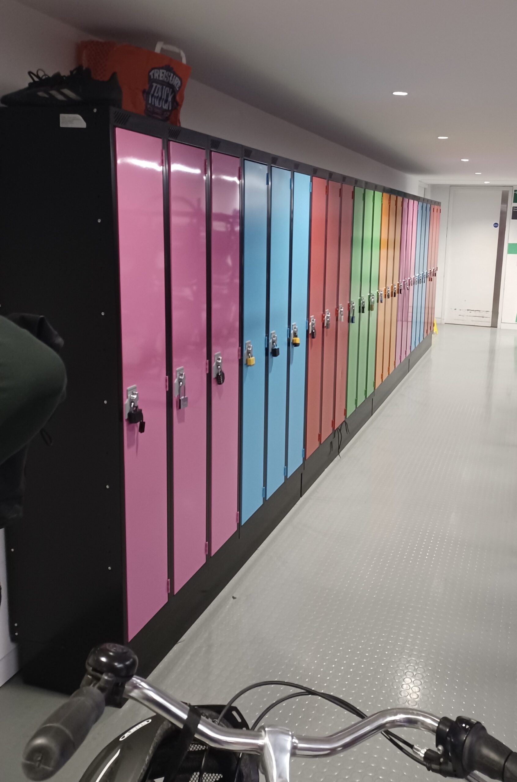 1 door Heated lockers